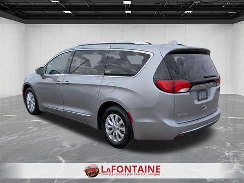 Used 2019 Chrysler Pacifica Touring-L FWD image 3