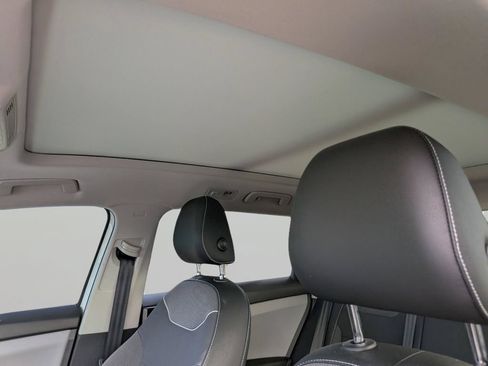 Used 2023 Volkswagen Taos SE w/ Panoramic Sunroof Package FWD image 19