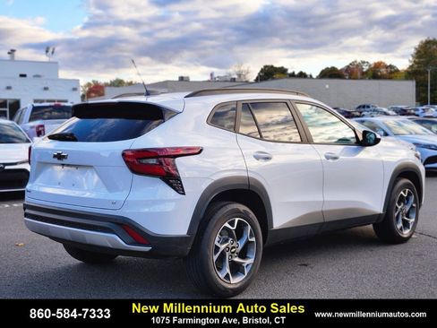 Used 2025 Chevrolet Trax LT w/ Driver Confidence Package image 5