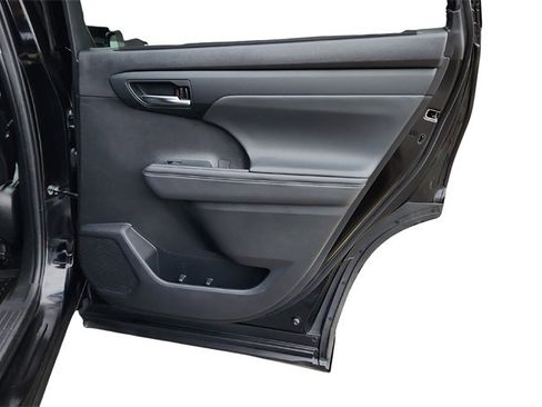 Used 2022 Toyota Highlander XLE image 32