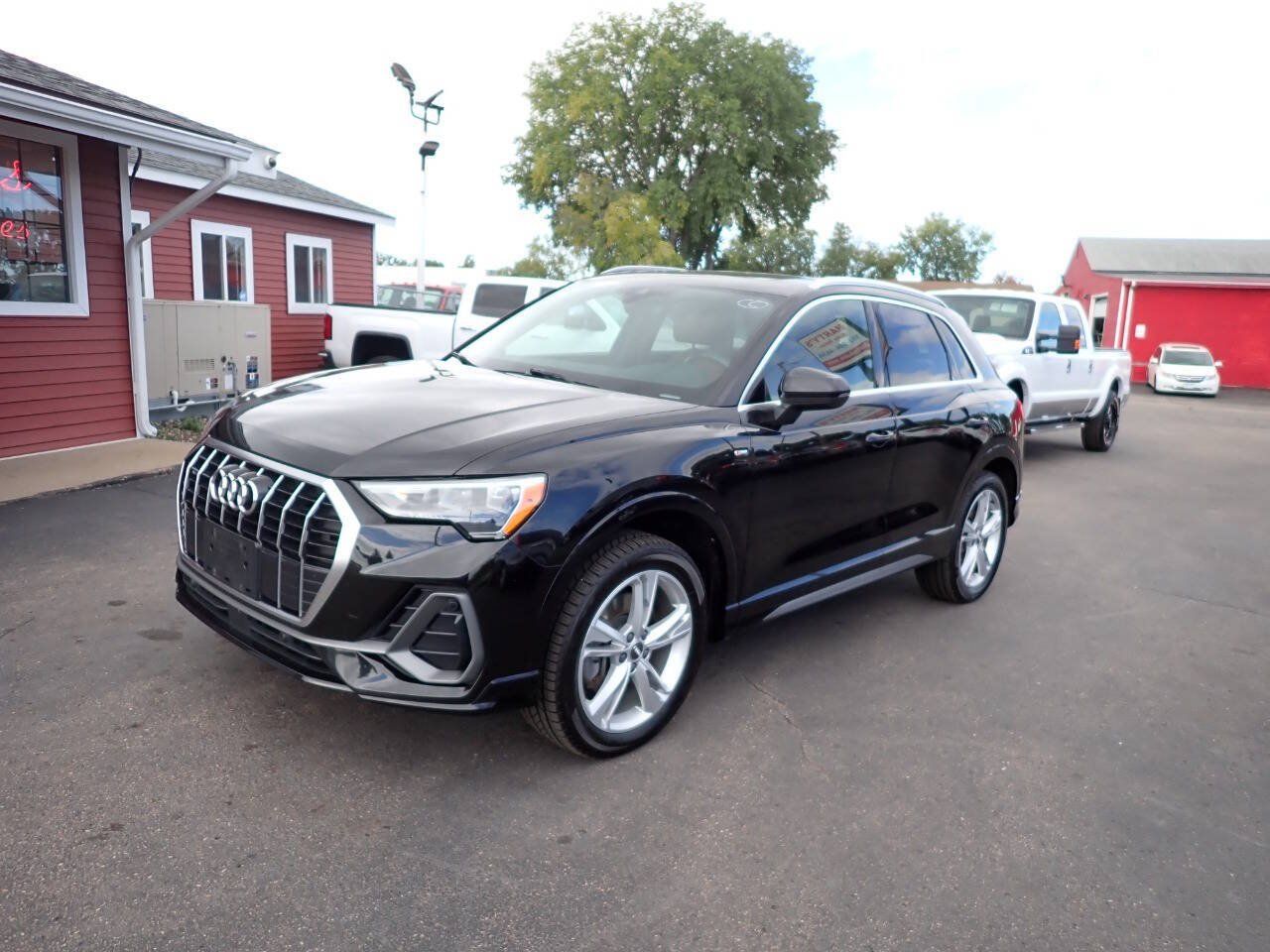 Used 2020 Audi Q3 2.0T Premium w/ Convenience Package AWD/4WD image 3