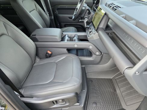 New 2026 Land Rover Defender 110 X-Dynamic SE image 3