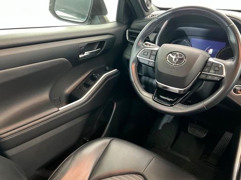 Used 2021 Toyota Highlander XSE AWD/4WD image 12