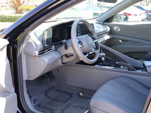 Used 2021 Hyundai Elantra SE image 23
