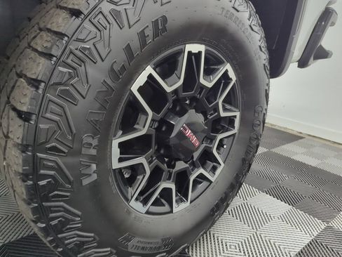 Used 2025 GMC Sierra 2500 AT4X AWD/4WD image 43