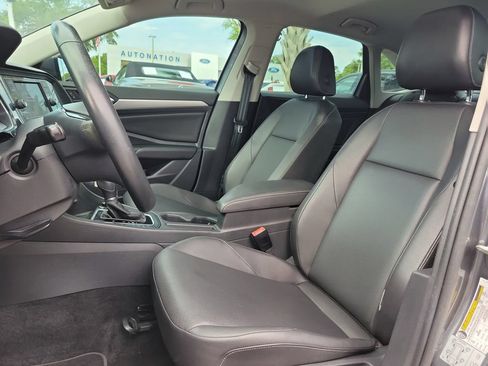 Used 2019 Volkswagen Jetta SE w/ Cold Weather Package FWD image 18