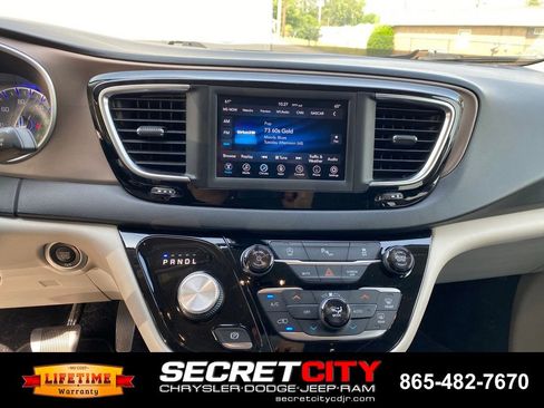 Used 2018 Chrysler Pacifica Touring-L FWD image 16