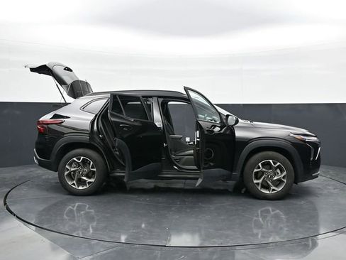 Used 2025 Chevrolet Trax LT w/ LT Convenience Package FWD image 43