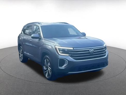 Used 2025 Volkswagen Atlas SE image 3