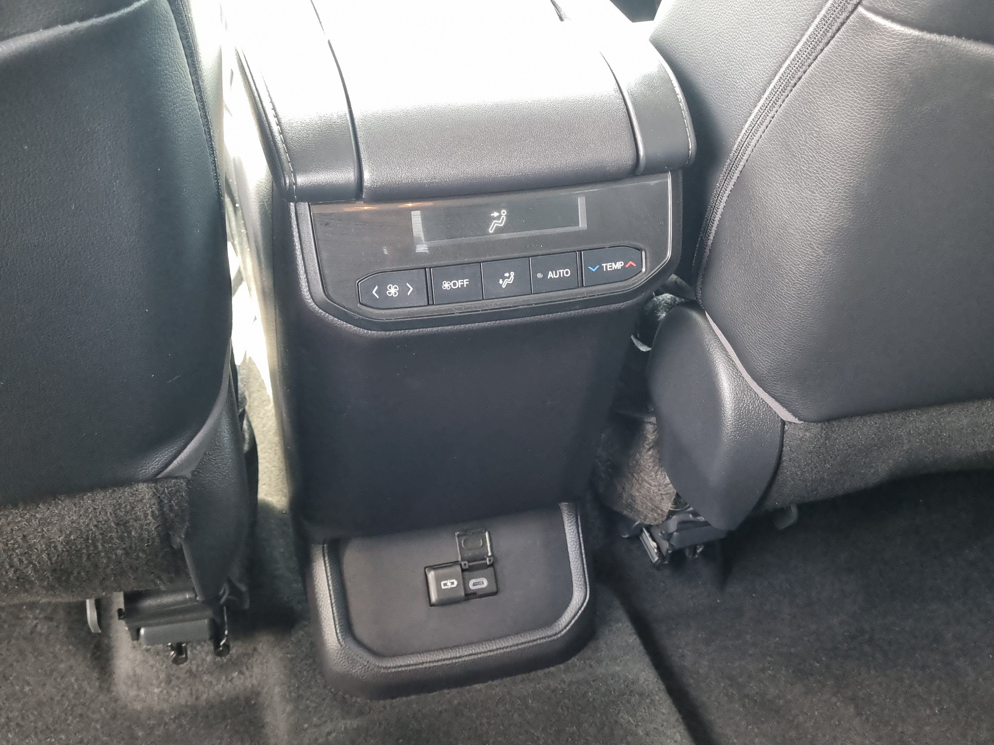 Used 2023 Toyota Highlander XLE FWD image 17