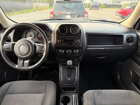 Used 2017 Jeep Patriot Latitude AWD/4WD image 3