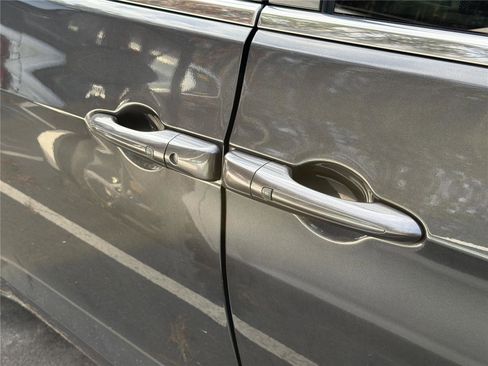 Used 2022 Chrysler Pacifica Touring-L image 8