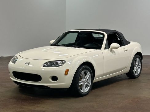 Used 2007 MAZDA MX-5 Miata Sport RWD image 33