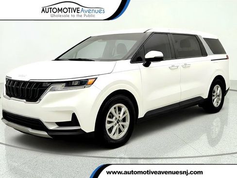 Used 2024 Kia Carnival LX FWD image 1