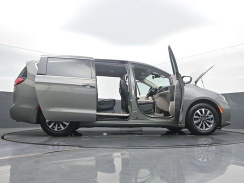Used 2022 Chrysler Pacifica Touring-L FWD image 53
