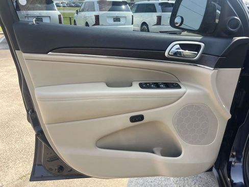 Used 2017 Jeep Grand Cherokee Limited AWD/4WD image 13