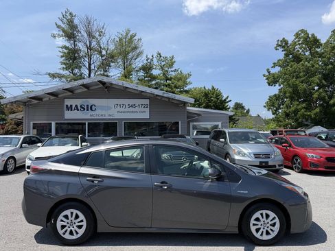 Used 2017 Toyota Prius Two FWD image 2