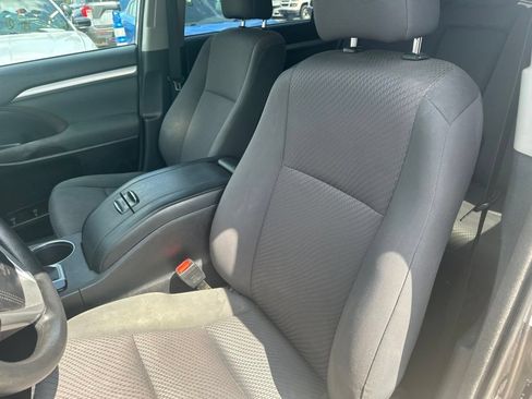 Used 2018 Toyota Highlander LE AWD/4WD image 6