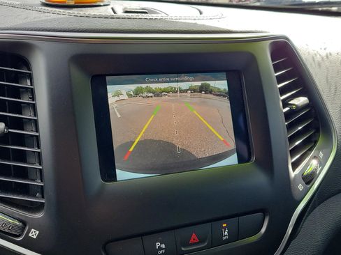 Used 2021 Jeep Cherokee Latitude Plus AWD/4WD image 33