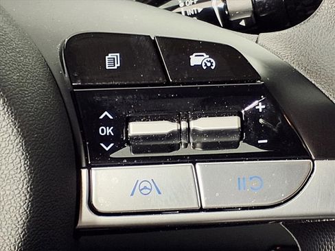 Used 2024 Hyundai Elantra Blue image 19