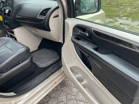 Used 2013 Chrysler Town & Country Touring FWD image 10