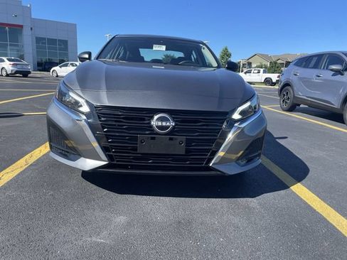 Used 2025 Nissan Altima 2.5 SV FWD image 11
