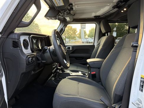 Used 2025 Jeep Wrangler Unlimited Sahara AWD/4WD image 11