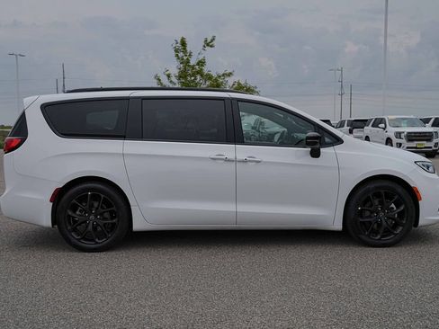 Used 2025 Chrysler Pacifica Limited FWD image 5