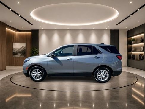 Used 2023 Chevrolet Equinox LS w/ LS Convenience Package FWD image 6