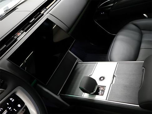 Certified 2025 Land Rover Range Rover SE image 21