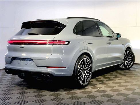 Certified 2025 Porsche Cayenne Turbo AWD/4WD image 7