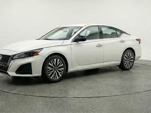 Used 2025 Nissan Altima 2.5 SV FWD image 3