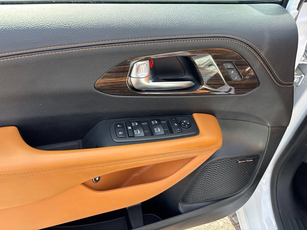 Used 2023 Chrysler Pacifica Pinnacle FWD image 13