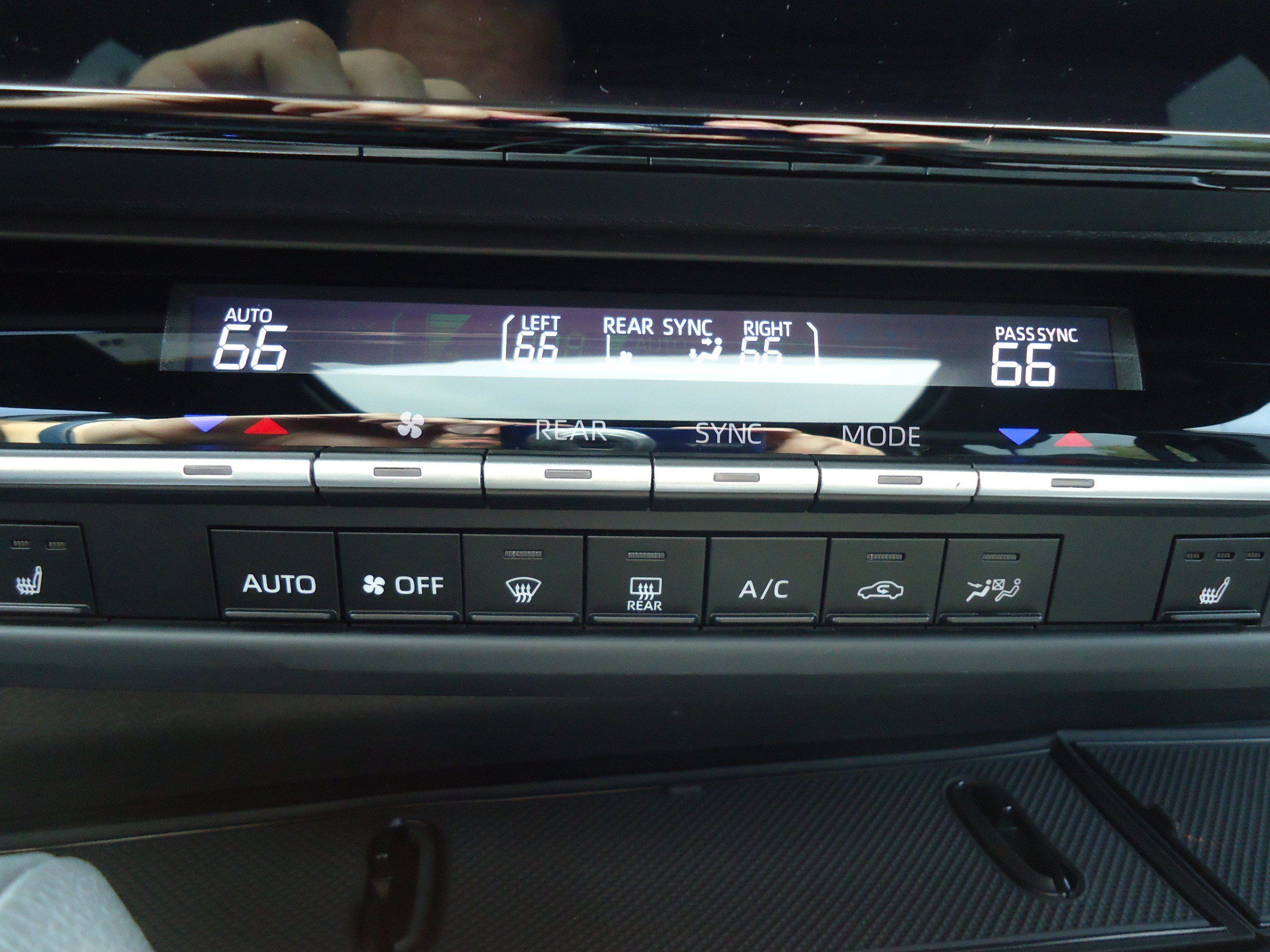 Used 2025 Toyota Sienna XLE Woodland Edition AWD/4WD image 20