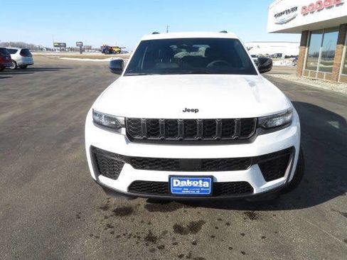 New 2026 Jeep Grand Cherokee Altitude image 5