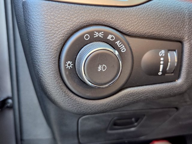 Used 2019 Jeep Cherokee Latitude w/ Popular Appearance Group FWD image 28