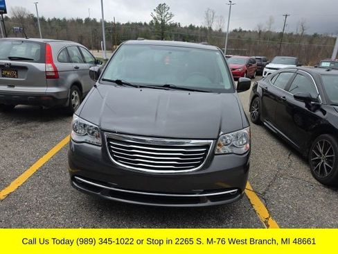 Used 2016 Chrysler Town & Country Touring image 4