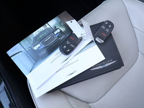 Used 2018 Chrysler 300 Limited image 27