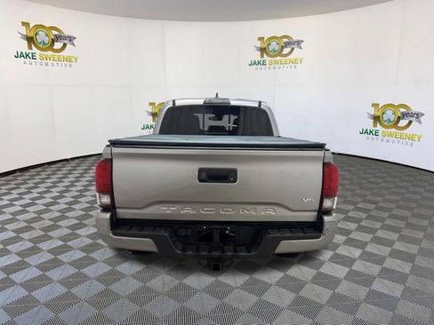 Used 2018 Toyota Tacoma TRD Sport AWD/4WD image 9