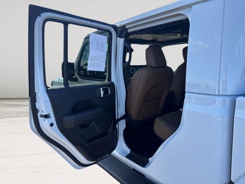 Used 2021 Jeep Gladiator Overland w/ Popular Equipment Package AWD/4WD image 19