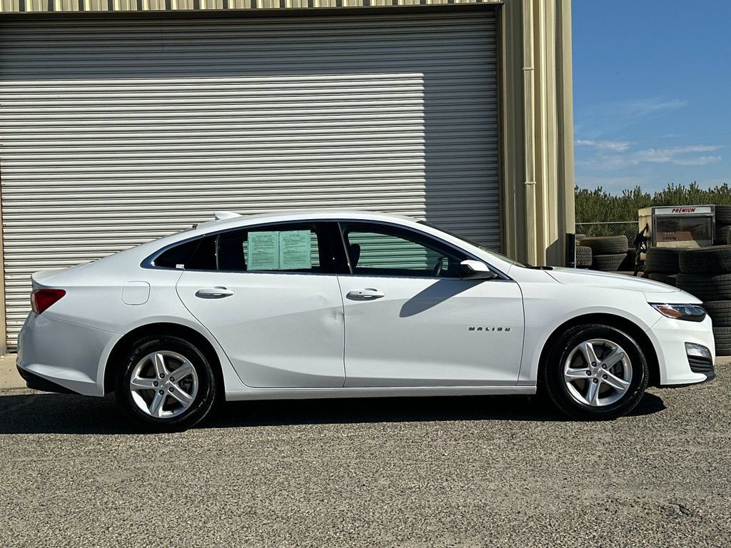 Used 2024 Chevrolet Malibu LT FWD image 3