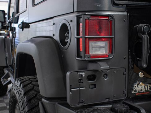 Used 2017 Jeep Wrangler Unlimited Rubicon w/ Cold Weather Group AWD/4WD image 16