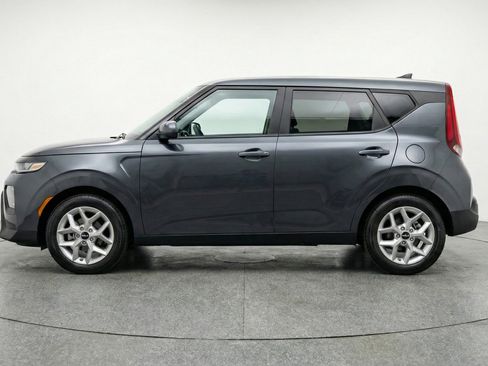 Used 2025 Kia Soul LX w/ LX Technology Package image 4