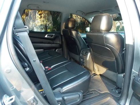 Used 2018 Nissan Pathfinder SL w/ Midnight Edition Package FWD image 10