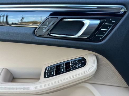 Certified 2025 Porsche Macan AWD/4WD image 12