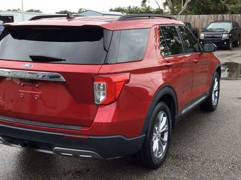 Used 2022 Ford Explorer XLT w/ Equipment Group 202A image 5