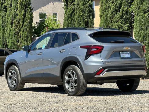 Used 2024 Chevrolet Trax LT w/ Driver Confidence Package FWD image 6