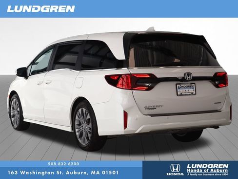 Used 2025 Honda Odyssey Touring image 4