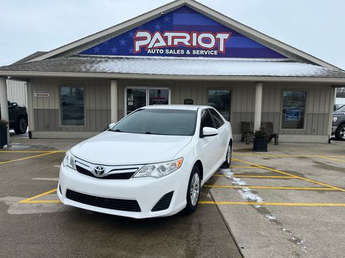 Used 2014 Toyota Camry L image 1