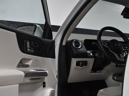 Used 2023 Mercedes-Benz GLB 250 4MATIC image 19